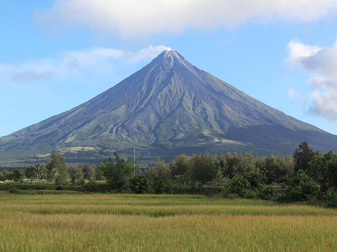 Mayon Volcano - source: Wikipedia/Wikimedia; licence: CC BY-SA 4.0; credit: Patrickroque01